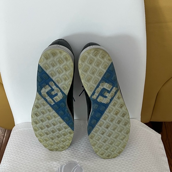 Mens size 11 FOOT JOY VERSALUXE all leather golf shoe. No longer made. - Picture 9 of 10